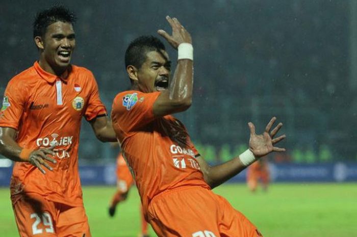 Selebrasi striker Persija Jakarta, Bambang Pamungkas (kanan), selepas mencetak gol ke gawang Arema FC pada laga pekan ke-26 Liga 1 di Stadion Kanjuruhan, Kabupaten Malang, Minggu (24/9/2017).