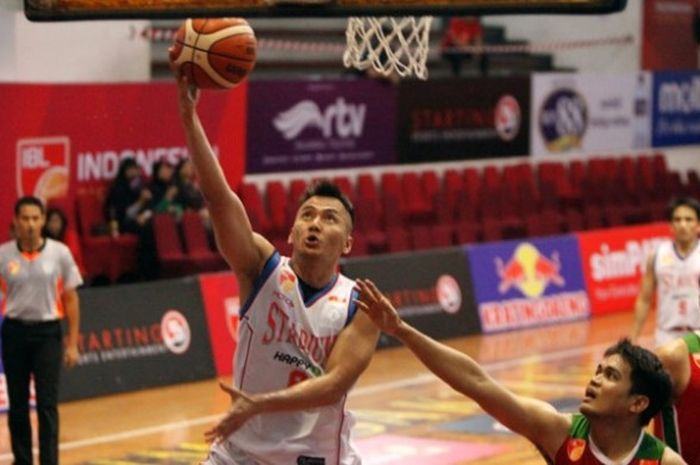 Pemain Stadium Jakarta, Wijaya Saputra, sedang melakukan drive layup ketika menghadapi Pacific dalam