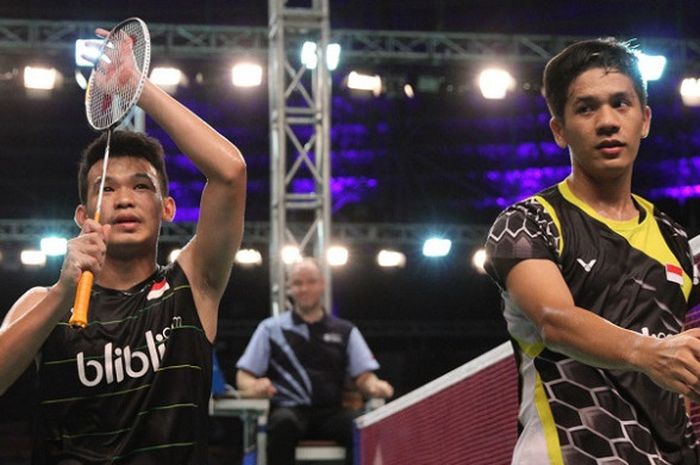 Pasangan ganda putra Indonesia, Rinov Rivaldy/Yeremia Erich Yoche Yacob, melakukan selebrasi setelah memastikan diri ke semifinal Kejuaraan Dunia Junior 2017 yang berlangsung di GOR Among Rogo, Yogyakarta, Jumat (20/10/2017).