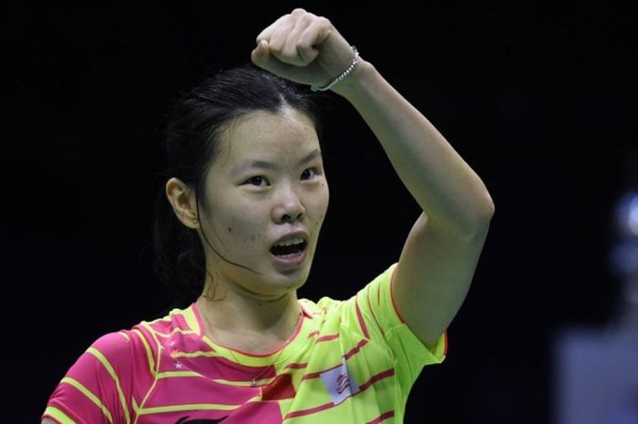 Pebulu tangkis tunggal putri China, Li Xuerui, melakukan selebrasi setelah mengalahkan Saina Nehwal (India) pada laga babak semifinal Piala Uber yang berlangsung di Kunshan Sports Center, Kunshan, China, Jumat (20/5/2016).