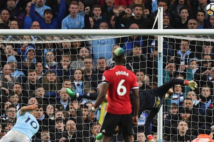 Kiper Manchester United, David De Gea (kanan), menepis sundulan penyerang Manchester City, Sergio Aguero (kiri), dalam laga Liga Inggris di Stadion Etihad, Manchester pada 7 April 2018.