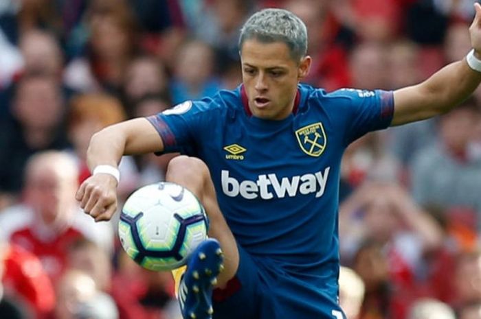 Aksi striker West Ham United, Javier Hernandez, dalam laga Liga Inggris lawan Arsenal di Stadion Emirates London 25 Agustus 2018.