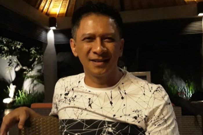 Kepala Staf Ketua Umum PSSI dan CEO Arema FC, Iwan Budianto, saat berbincang dengan BolaSport.com dan Tabloid BOLA di penginapannya di Seminyak, Kuta, Bali, Jumat (29/6/2018).