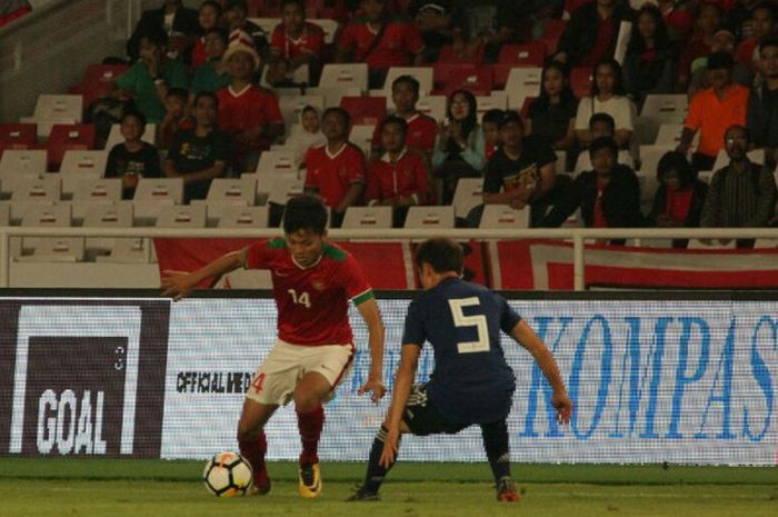 Pemain timnas U-19 Indonesia Feby Eka Putra saat melawan timnas U-19 Jepang di Stadion Utama Gelora Bung Karno, Senayan, Jakarta, Minggu (25/3/2018) 