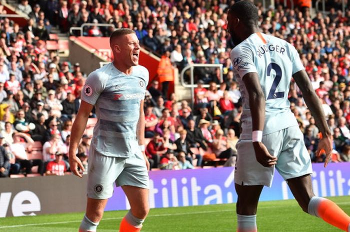 Selebrasi gelandang Chelsea, Ross Barkley (kiri), seusai membobol gawang Southampton dalam laga Liga Inggris 2018-2019 di Stadion Saint Mery's, Southampton, Inggris, pada Minggu (7/10/2018).