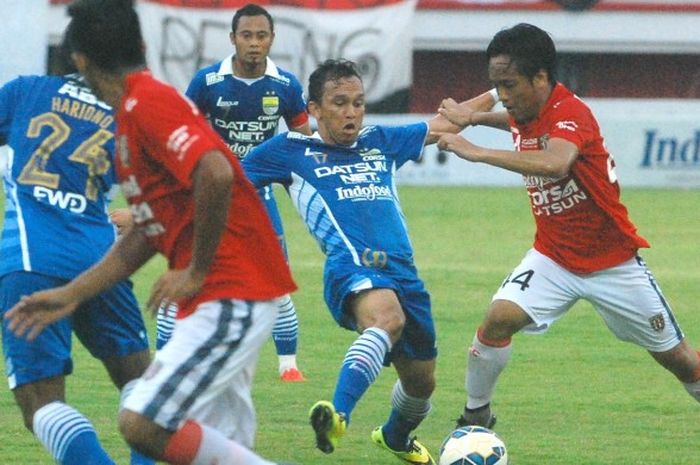  Kapten Persib Bandung, Atep Rizal (tengah, belakang) melihat rekan satu timnya, Rachmad Hidayat, berebut bola dengangelandang Bali United, Gede Sukadana, dalam pertandingan Bali Island Cup 2016 di Stadion Kapten I Wayan Dipta, Gianyar, pada Minggu (21/2/2016). 