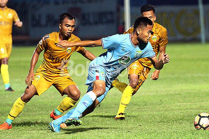     Gelandang Persela Lamongan, Saddil Ramdani (depan), berupaya lepas dari pengawalan pemain Bhayangkara FC dalam laga turnamen Jakajaya Friendly Game 2018 di Stadion Surajaya Lamongan, Rabu (14/3/2018).    