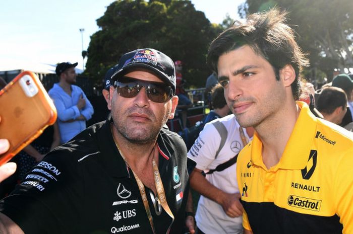 Pebalap F1 dari tim Renault, Carlos Sainz Jr., berfoto bersama penggemar di Sirkuit Albert Park, Melbourne, 23 Maret 2018.