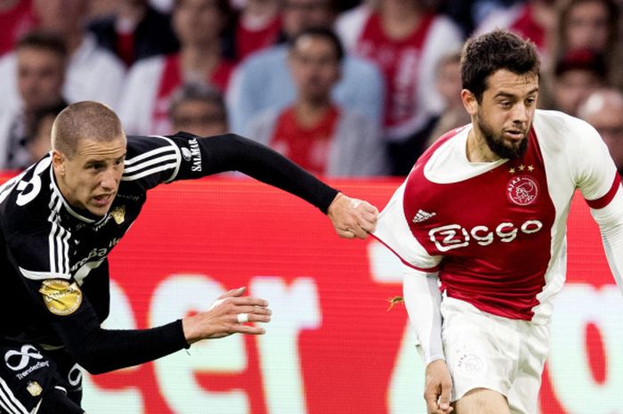 Sayap Ajax Amsterdam, Amin Younes (kanan), berduel dengan pemain Rosenborg, Milan Jevtovic, dalam laga babak play-off Liga Europa di Amsterdam Arena, 17 Agustus 2017.