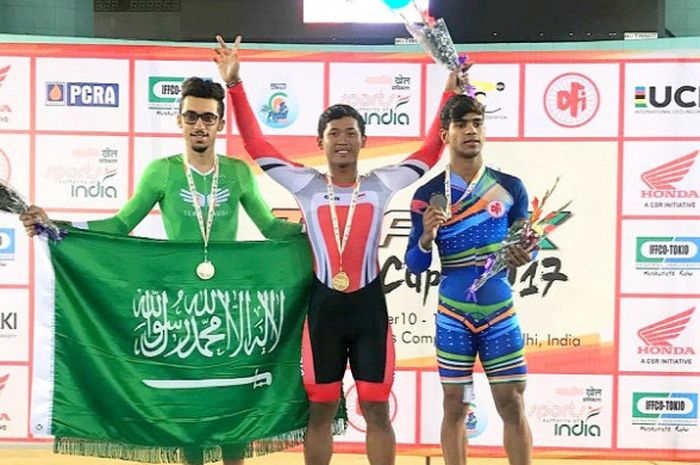 Atlet balap sepeda Indonesia, Terry Yudha Kusuma (tengah), memperoleh medali emas pada ajang Track Asia Cup 2017 di New Delhi, India, Rabu (11/10/2017).