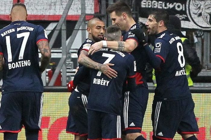 Para pemain Bayern Muenchen merayakan gol Arturo Vidal ke gawang Eintracht Frankfurt dalam laga Liga Jerman di Stadion Commerzbank Arena, Frankfurt, pada Sabtu (9/12/2017).