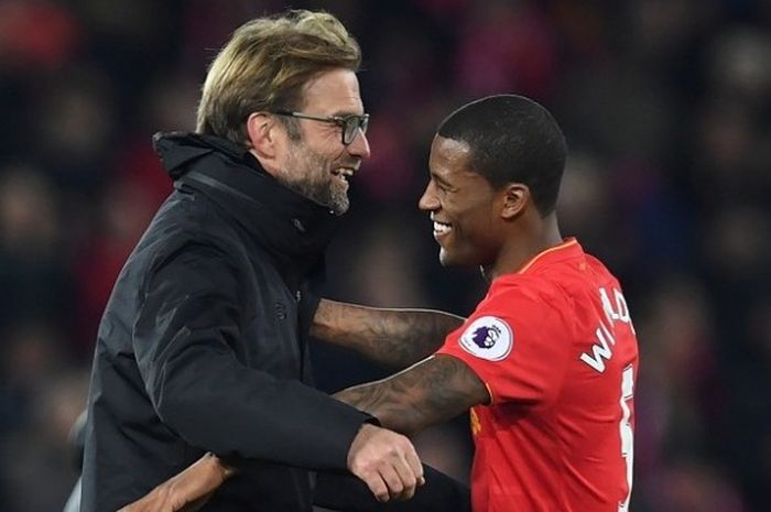 Gelandang Liverpool, Georginio Wijnaldum, merayakan kemenangan atas Manchester City bersama pelatihnya, Juergen Klopp, dalam lanjutan Premier League di Stadion Anfield, Sabtu (31/12/2016). 