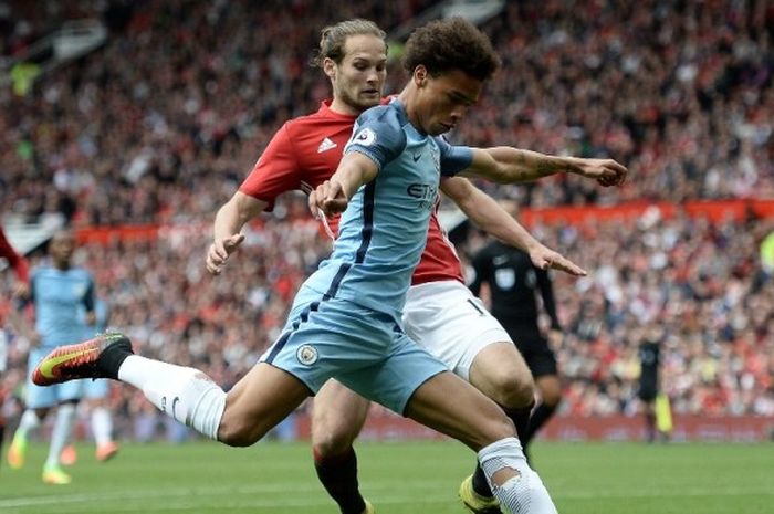  Pemain Manchester City, Leroy Sane (kanan), berduel dengan bek Manchester United, Daley Blind, dalam pertandingan Premier League di Old Trafford, Manchester, Inggris, 10 September 2016. 