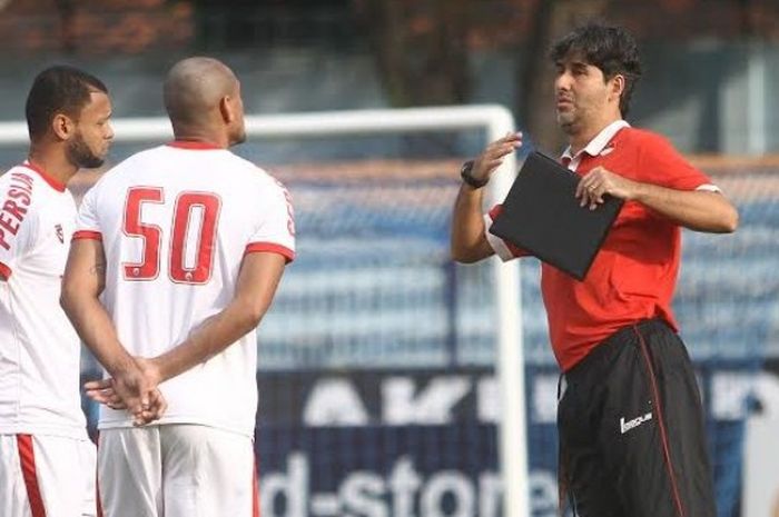 Pelatih Persija, Stefano Cugurra memberikan instruksi kepada duo pemain Brasil, Bruno Lopez (50) dan Luiz Junior saat sesi uji lapangan di Stadion Surajaya, Lamongan, Selasa (9/5/2017) sore. 