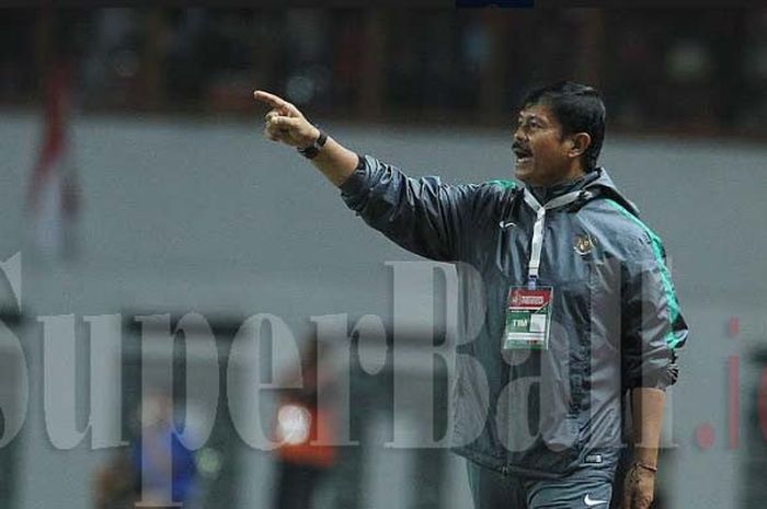 Pelatih Timnas U-19 Indonesia Indra Sjafri memberikan instruksi pada pemainnya dalam laga kontra Thailand di Stadion Wibawa Mukti, Minggu (8/10/2017).