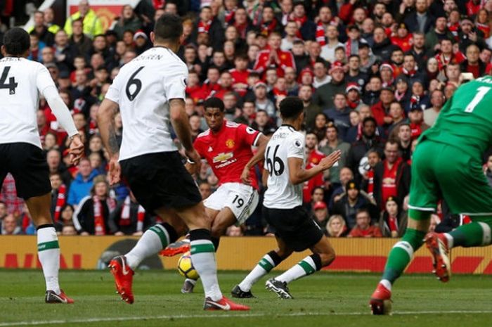 Bintang muda Manchester United Marcus Rashford (ketiga dari kiri) menendang bola ke gawang Liverpool yang berbuah gol kedua dalam duel Liga Inggris di Stadion Old Trafford, Manchester, Sabtu (10/3/2018) malam WIB.