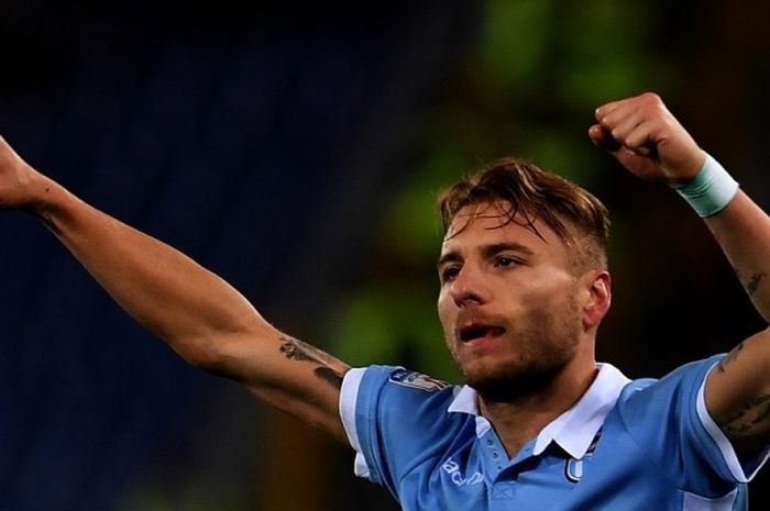 Striker Lazio, Ciro Immobile, merayakan gol ke gawang AS Roma pada partai semifinal pertama Coppa Italia di Stadion Olimpico, 1 Maret 2017.