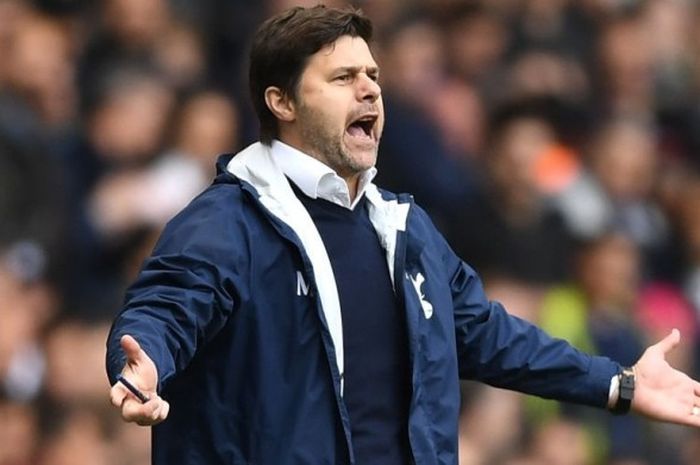 Ekspresi manajer Tottenham Hotspur, Mauricio Pochettino, dalam pertandingan Liga Inggris 2016-2017 menghadapi Arsenal di Stadion White Hart Lane, London, Inggris, pada Minggu (30/4/2017).