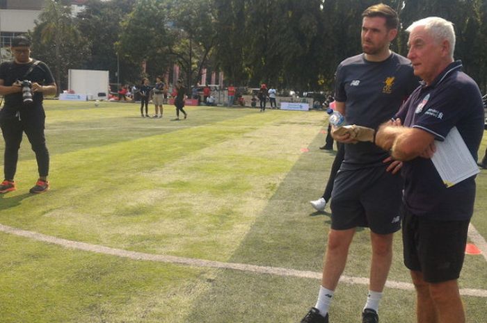 Manajer legendaris Liverpool FC, Roy Evans (kanan), bersama pelatih personal academy Liverpool, Steven Gillespie, saat mengamati para siswi SMPN 4 dan 13 Jakarta berlatih sepak bola di Lapangan Simprug, Jakarta Selatan, pada Jumat pagi (9/3/2018).