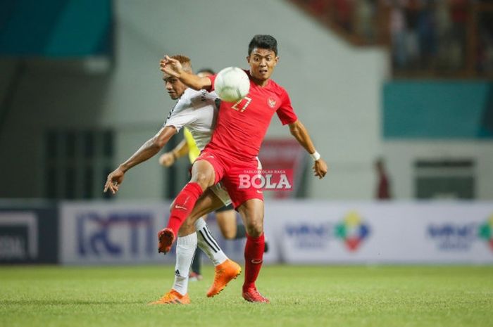  Pemain timnas Indonesia, Dedik Setiawan, mengontrol bola pada laga persahabatan internasional kontra Mauritius di di Stadion Wibawa Mukti, Cikarang, Jawa Barat, Selasa (11/9/2018).