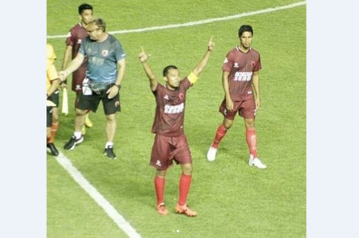 Hamka Hamzah memprovokasi Bobotoh, di akhir laga Persib Bandung kontra PSM Makassar, di Stadion Gelora Bandung Lautan Api, Rabu (5/7/2017).