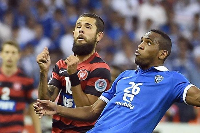 Bek Al Hilal, Rodrigo Junior (kanan), berebut bola dengan gelandang Western Sydney Wanderers, Vitor Saba, dalam laga leg II final Liga Champions Asia (L) di Stadion King Fahad, Riyadh, pada 1 November 2014.