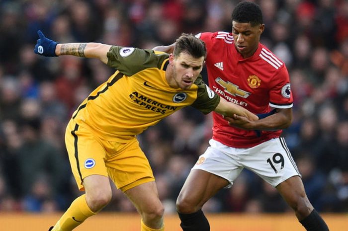 Gelandang Brighton & Hove Albion, Pascal Gross (kiri), berduel dengan penyerang Manchester United, Marcus Rashford, dalam pertandingan Liga Inggris 2017-2018 di Stadion Old Trafford, Manchester, Inggris, pada 25 November 2017.