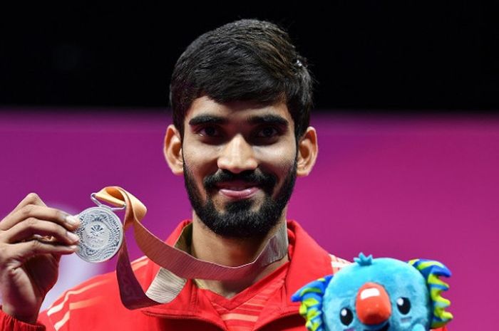 Pebulu tangkis tunggal putra India, Kidambi Srikanth, berpose dengan medali perak yang didapat pada Commonwealth Games 2018 di Carrara Sports Indoor, Gold Coast, Australia, Minggu (15/4/2018).