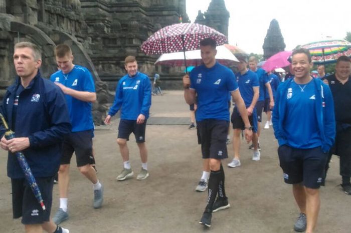 Para pemain dan ofisial tim nasional Islandia mengunjungi Candi Prambanan, Senin (8/1/2018). 