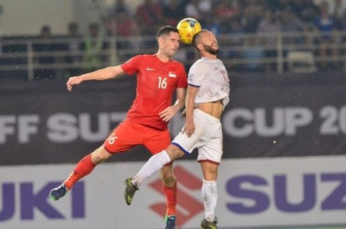 Duel udara antara bek naturalisasi Singapura, Daniel Benneth dengan gelandang kelahiran Jerman milik Filipina, Stephan Schrock (kanan) pada partai kedua Grup A Piala AFF 2016 di Philippine Sports Stadium, Sabtu (19/11/2016).