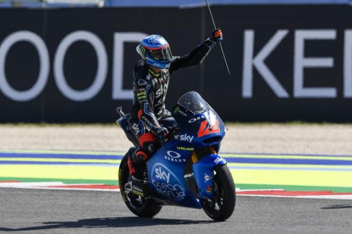 Francesco Bagnaia saat merayakan keberhasilannya memenangkan balapan Moto2 GP San Marino di Sirkuit Misano, pada Minggu (9/9/2018).