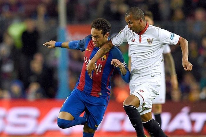 Gelandang Sevilla, Steven N'Zonzi (kanan), mengawal gerakan penyerang Barcelona, Neymar, dalam laga lanjutan La Liga 2016-2017 di Stadion Camp Nou, Barcelona, (5/4/2017).