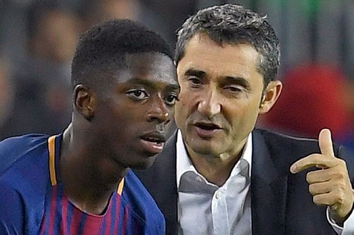 Pelatih Barcelona, Ernesto Valverde (kanan), memberi arahan kepada penyerang Ousmane Dembele saat hendak memasuki lapangan dalam laga lanjutan Liga Spanyol 2017-2018 kontra Espanyol di Stadion Camp Nou, Barcelona, Spanyol, pada 9 September 2017.