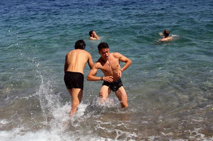 Nyck de Vries sempat bercanda dengan menghadang laju Sean Gelael sebelum berenang di laut. 