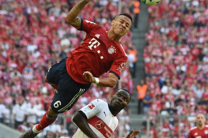 Gelandang Bayern Muenchen, Thiago Alcantara, dalam partai Liga Jerman kontra Stuttgart di Allianz Arena, Sabtu (12/5/2018)