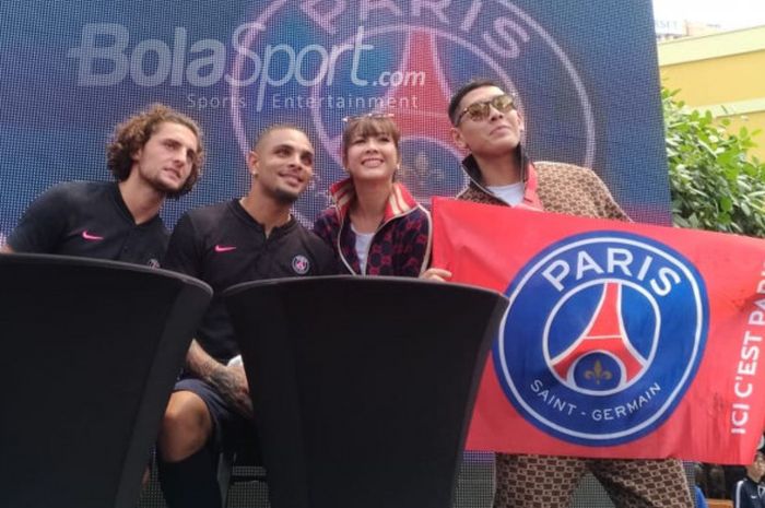 Andrea Dian dan Ganindra Bimo berfoto dengan dua pemain PSG, Lavyin Kurzawa dan Adrien Rabiot di acara meet and greet yang digelar di Clarke Quay, Singapura Pada Kamis (26/7/2018),