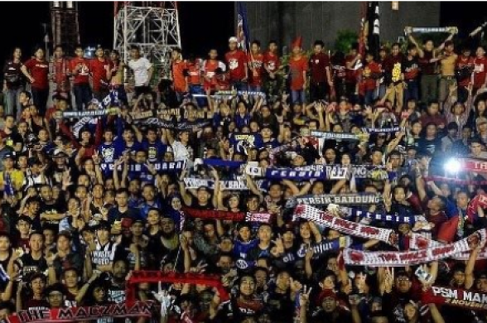  Ratusan bobotoh berada dalam satu tribun dengan suporter PSM Makassar, The MaczMan pada laga PSM Ma