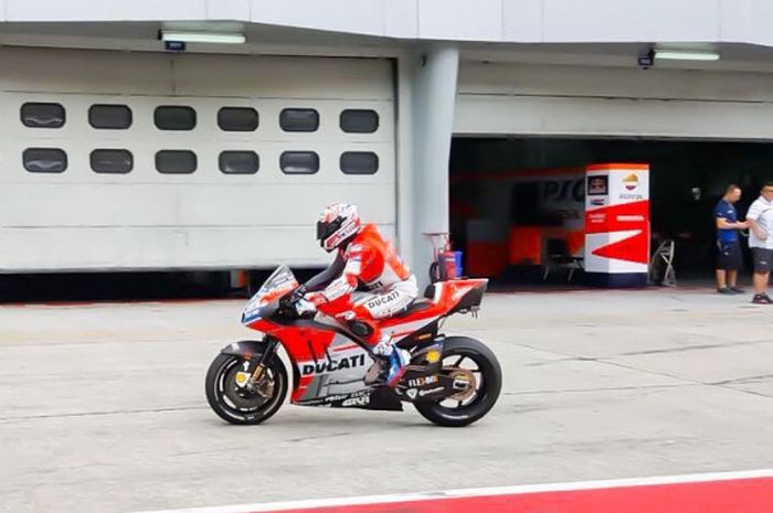 Test rider Ducati, Casey Stoner, saat menjajal motor Desmosedici GP18 di Sirkuit Sepang, Malaysia, Rabu (24/1/2018).