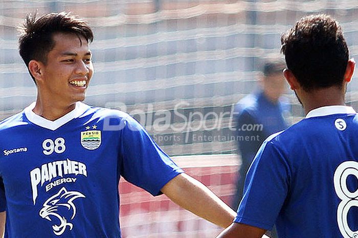 Mantan striker Persib yang saat ini membela Blitar Bandung United, Wildan Ramdhani (kiri), saat mengikuti sesi latihan tim di Gelora Bung Tomo 