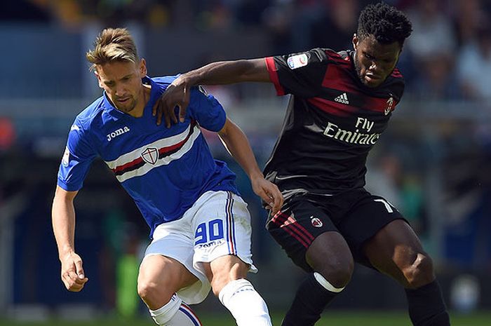 Gelandang Sampdoria, Gaston Ramirez (kiri), berebut bola dengan gelandang AC Milan, Franck Kessie, dalam laga lanjutan Liga Italia 2017-2018 di Stadion Luigi Ferraris, Genoa, pada 24 September 2017.