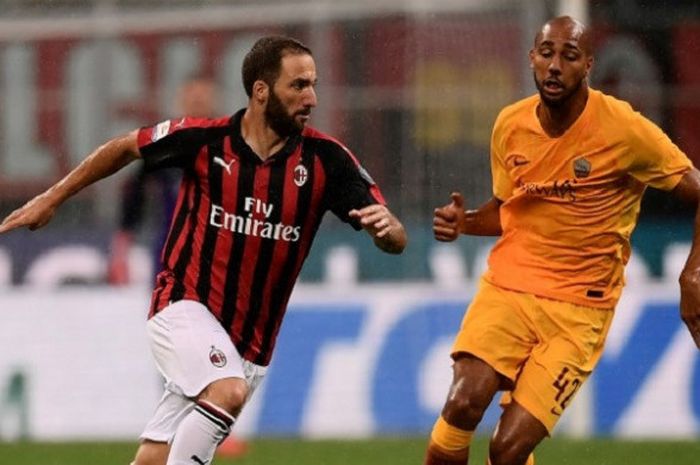 Gonzalo Higuain (kiri) dibayang-bayangi oleh Steven N'Zonzi dalam laga AC Milan kontra AS Roma dalam lanjutan laga Liga Italia di Stadion San Siro, Sabtu (1/9/2018) dini hari WIB.