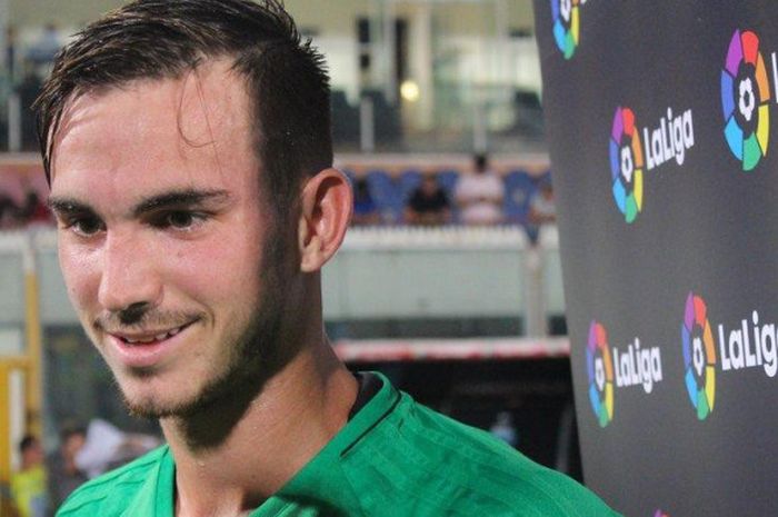 Gelandang Real Betis, Fabian Ruiz, menjawab pertanyaan seusai mengalahkan AC Milan dalam laga pramusim di Stadion Angelo Massimino, Catania, Rabu (9/8/2017).