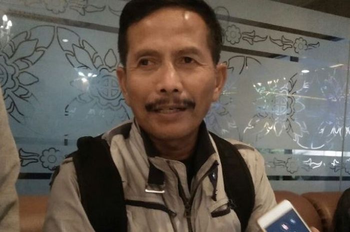 Pelatih PSMS Medan, Djadjang Nurdjaman, memberikan keterangan kepada wartawan di Hotel Riyadi Palace, Kamis (8/2/2018). 