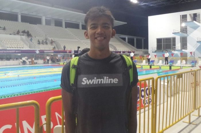 Perenang nasional, Triadi Fauzi Sidiq, berpose seusai memenangi perlombaan 50 meter gaya kupu-kupu Indonesia Open Aquatic Championship 2017, di Aquatic Stadium, Senayan, Jakarta, Jumat (15/12/2017).