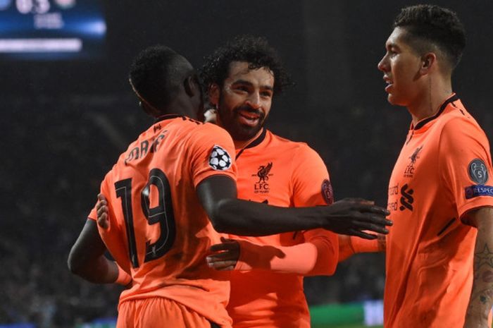 Trio Firmansah, Roberto Firmino, Sadio Mane, dan Mohamed Salah, melakukan sebebrasi setelah Mane mencetak gol ke gawang FC Porto pada laga pertama babak 16 besar Liga Champions di Stadion Do Dragao, pada 14 Februari 2018.