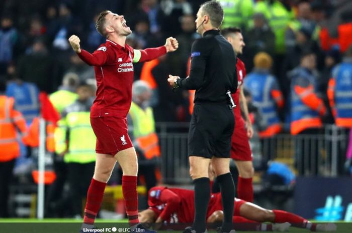 Gelandang Liverpool FC, Jordan Henderson (kiri), merayakan kemenangan timnya atas Napoli dalam laga Grup C Liga Champions di Stadion Anfield, Liverpool pada 11 Desember 2018.