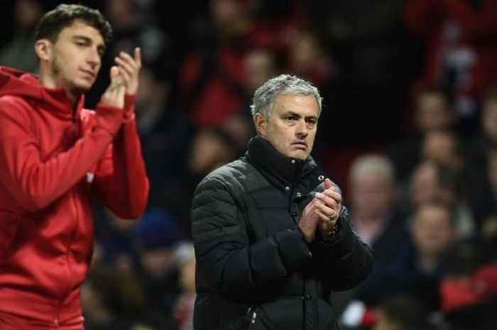 Manajer Manchester United, Jose Mourinho (kanan), dan anak asuh dia, Matteo Darmian, bertepuk tangan ke arah penggemar seusai laga Premier League kontra Liverpool FC di Stadion Old Trafford, Manchester, Inggris, 15 Januari 2017.