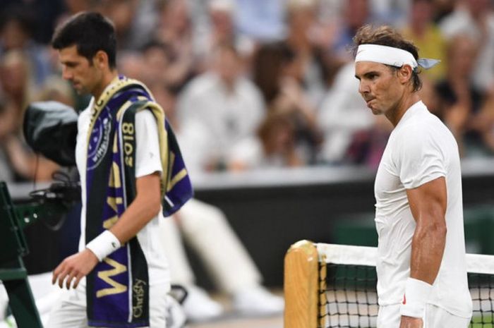 Novak Djokovic (kiri) dan Rafael Nadal (kanan) saat bersua pada partai semifinal Wimbledon 2018 yang digelar Jumat (13/7/2018).