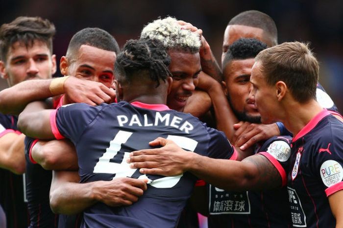 Para pemain Huddersfield Town merayakan gol Steve Mounie ke gawang Crystal Palace pada parta Liga Inggris di Stadion Selhurst Park, Sabtu (12/8/2017).