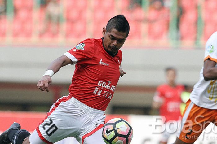 Bambang Pamungkas (Persija) bersiap menendang bola dalam pertandingan melawan Perseru Serui.